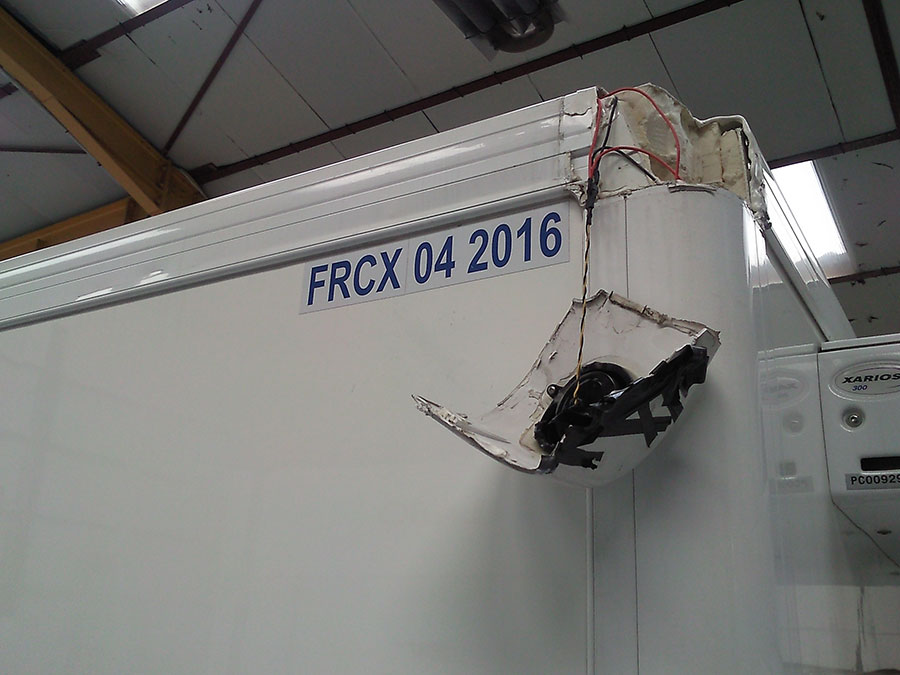 Carrosserie d'un camion frigorifique abîmé suite à un choc avec un pont ou une barrière
