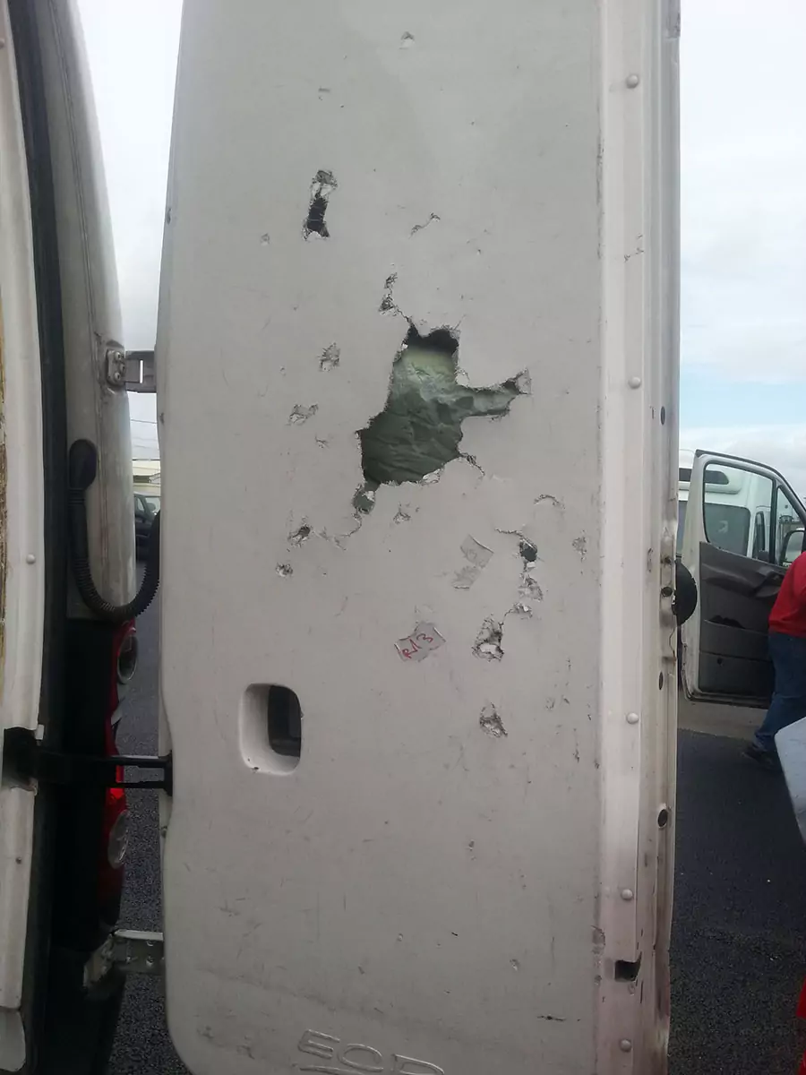 Réparation porte carrosserie camion frigorifique